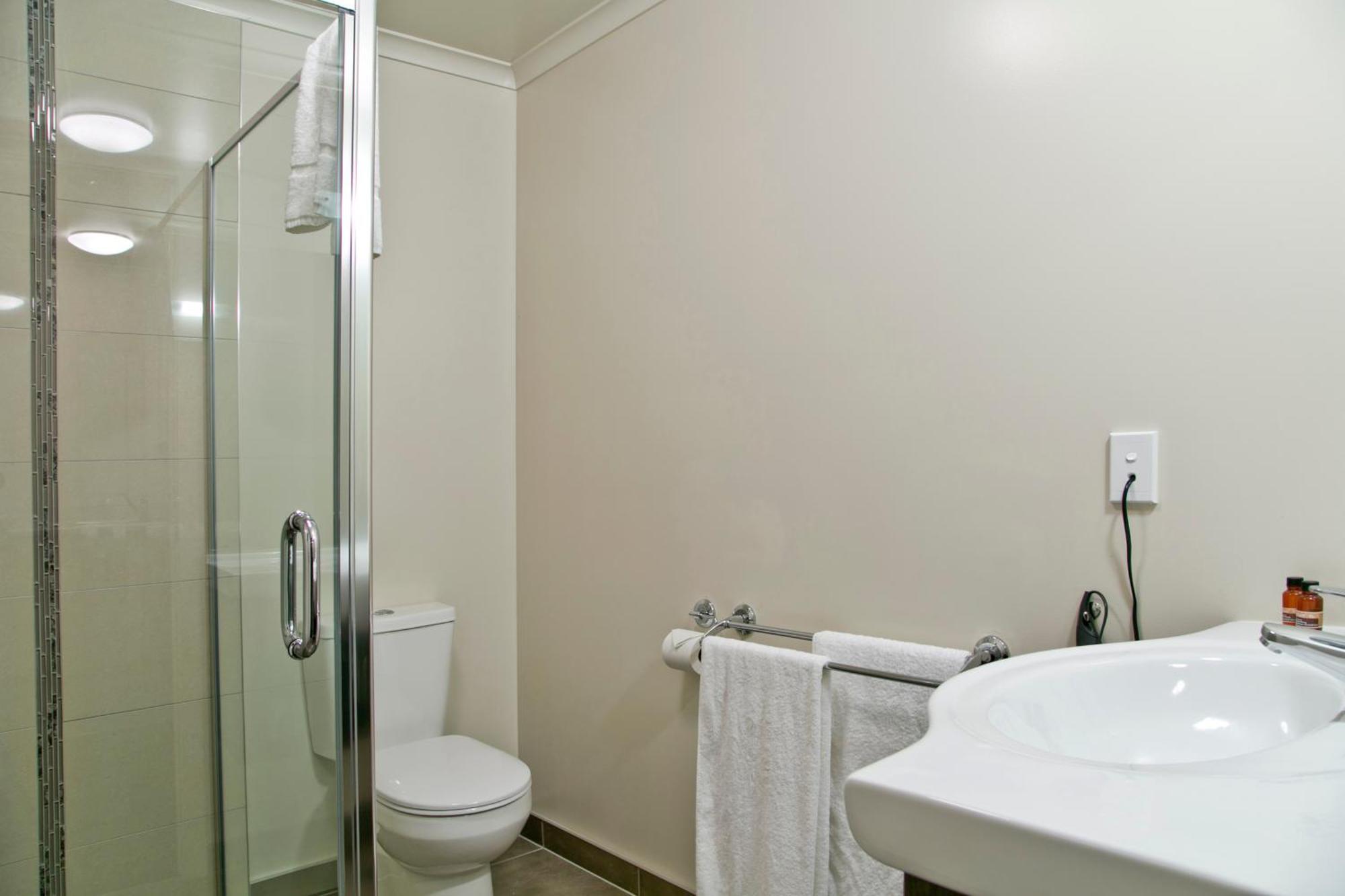 Studio with Spa Bath,698481180:JPEG